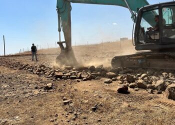 Tek traktör ve iş makinasıyla kapı kapı hizmet