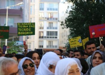 Halaya saldıran polis parti binasını ablukaya aldı