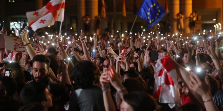 AB, 'etki ajanlığı' yasası çıkaran Gürcistan'ın katılım sürecini durdurdu