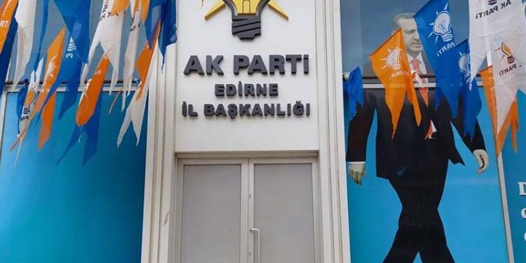 AKP İl Başkanı’nın eşi belediye binasını bastı, tehditler savurdu, odayı dağıttı