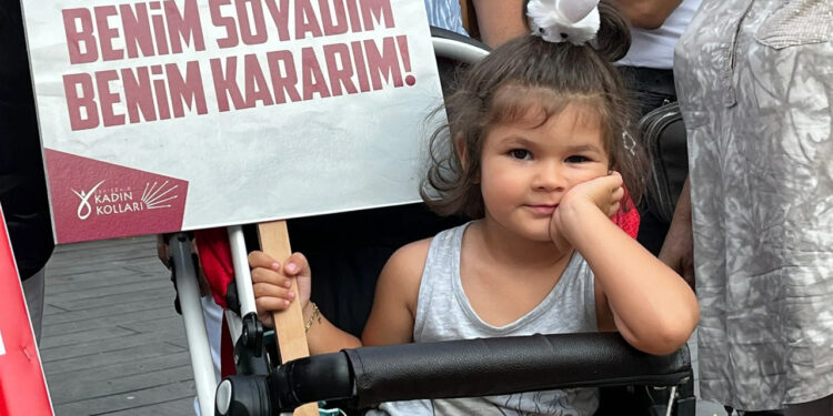 AKP 'Kadının Soyadını' Tartışmaya Açtı: Masada Üç Seçenek Var