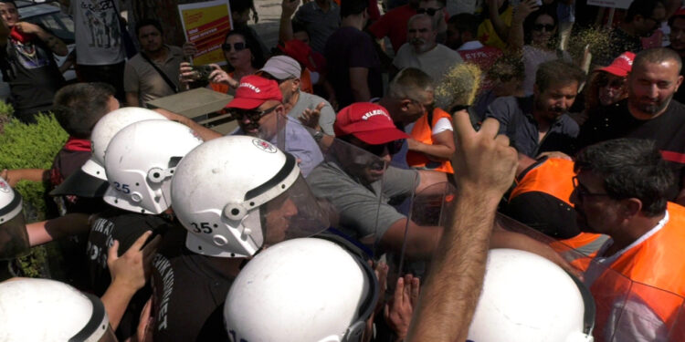 AKP'li Belediye Başkanı Aydın Pehlivan'dan İşten Çıkarılan İşçilere Biber Gazlı Müdahale