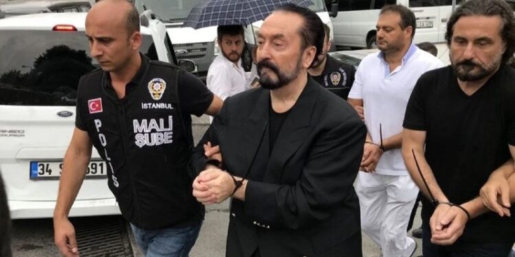 Adnan Oktar davasında yüzlerce yıl ceza alan iki kişi, Yunanistan'a kaçarken yakalandı