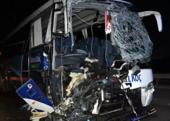 Afyon’da yolcu otobüsü, yem yüklü kamyona çarptı: 1 ölü, 36 yaralı