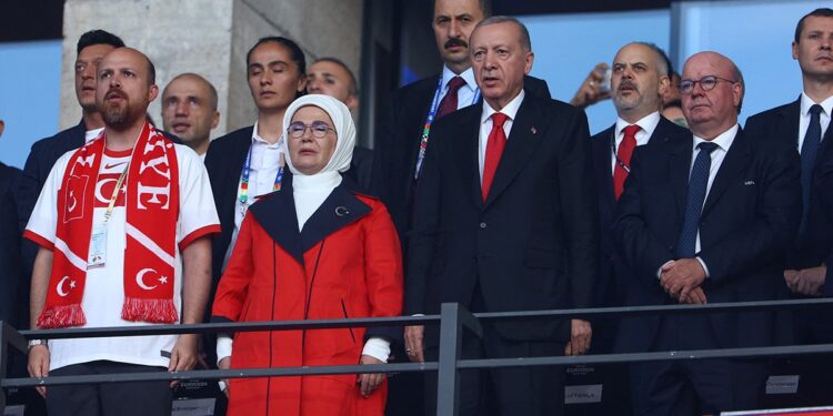 Alman yayıncı RTL, Türkiye-Hollanda maçında Erdoğan’ı tek kare göstermedi: “Gerilimin artmasın”