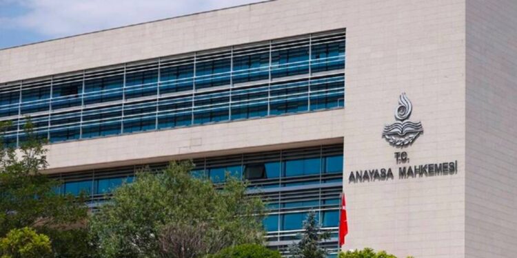 Anayasa Mahkemesi, basın açıklaması nedeniyle öğretmene verilen disiplin cezasına "hak ihlali" dedi