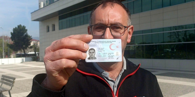 Anne ve Babasının Koyduğu İsim Yüzünden Başına Gelmeyen Kalmadı: Adliyelerden Çıkamıyor