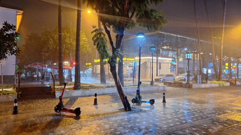 Antalya Kuvvetli Yağışın Esiri: Ağaçlar Devrildi, Yollar Göle Döndü, Yıldırım Düştü, Camlar Patladı...