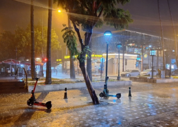 Antalya Kuvvetli Yağışın Esiri: Ağaçlar Devrildi, Yollar Göle Döndü, Yıldırım Düştü, Camlar Patladı...