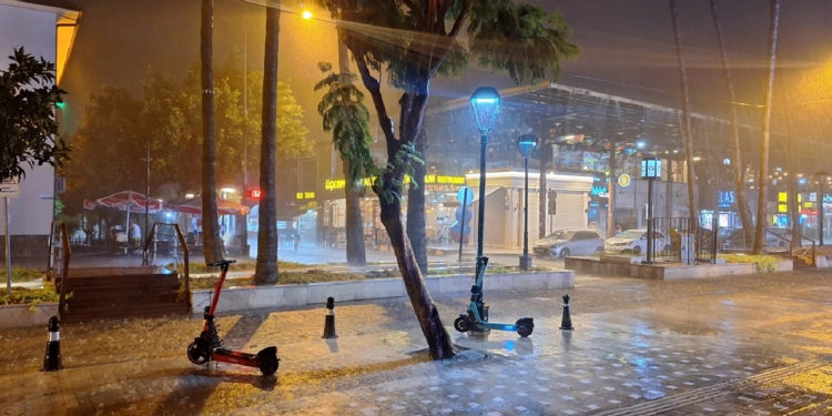 Antalya Kuvvetli Yağışın Esiri: Ağaçlar Devrildi, Yollar Göle Döndü, Yıldırım Düştü, Camlar Patladı...