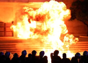 Arnavutluk'ta Berişa yanlıları Rama'nın istifası talebiyle sokağa döküldü: Başbakanlık binasına molotof kokteylleri atıldı