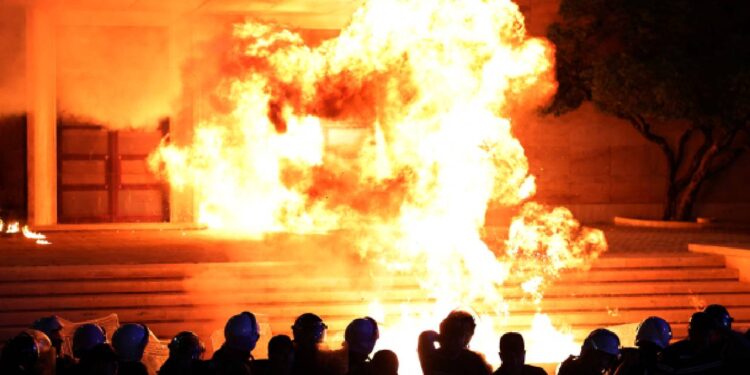 Arnavutluk'ta Berişa yanlıları Rama'nın istifası talebiyle sokağa döküldü: Başbakanlık binasına molotof kokteylleri atıldı