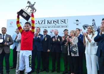 At yarışlarında 98. Gazi Koşusu'nu "Dragon Flame" isimli safkan kazandı