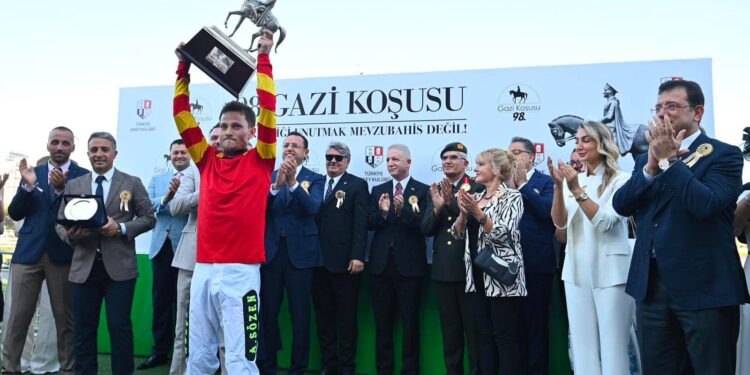 At yarışlarında 98. Gazi Koşusu'nu "Dragon Flame" isimli safkan kazandı