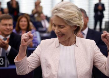 Avrupa Parlamentosu, AB'yi 'askeri birliğe çevirme' programı açıklayan von der Leyen'in Komisyon Başkanı kalmasını onayladı