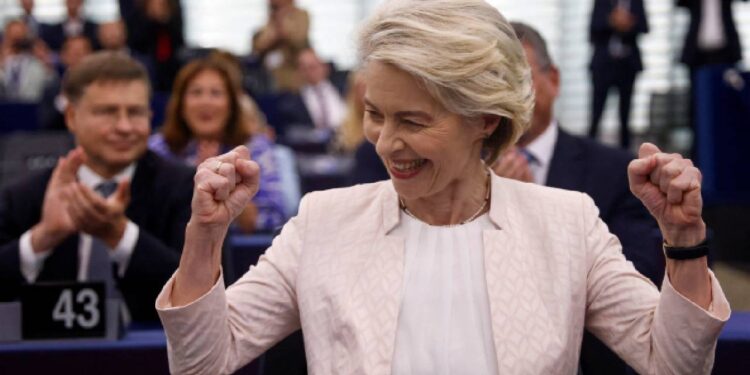 Avrupa Parlamentosu, AB'yi 'askeri birliğe çevirme' programı açıklayan von der Leyen'in Komisyon Başkanı kalmasını onayladı
