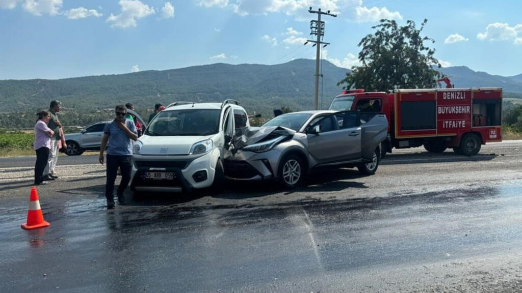 Aynı Yöne Giden 2 Otomobil Çarpıştı: Yaralılar Var