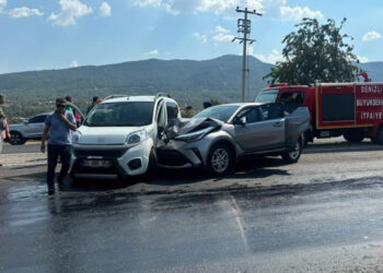 Aynı Yöne Giden 2 Otomobil Çarpıştı: Yaralılar Var