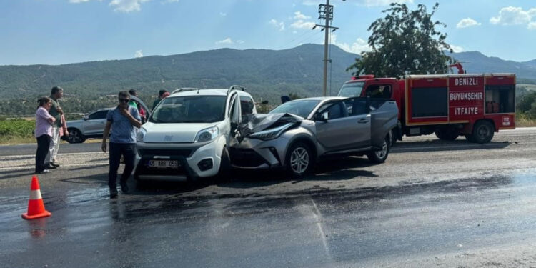 Aynı Yöne Giden 2 Otomobil Çarpıştı: Yaralılar Var
