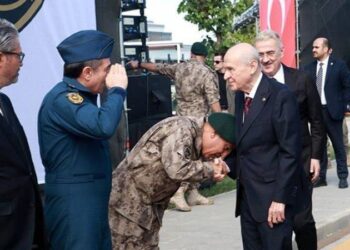 Bahçeli'nin PÖH Başkanı'na el öptürmesi güç gösterisidir