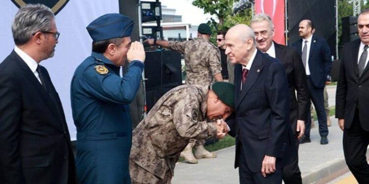 Bahçeli'nin PÖH Başkanı'na el öptürmesi güç gösterisidir
