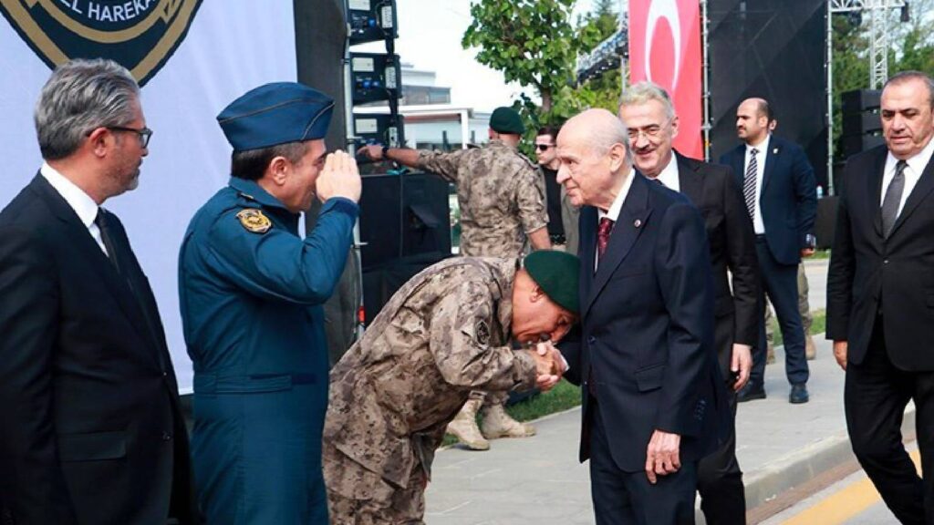 "Bahçeli'nin elinin öpülmesi 'ne oluyoruz' sorusunu sordurmuştur"