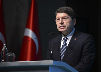 Bakan Tunç'tan İzmir'deki Faciaya İlişkin Açıklama: 'Kim Sorumluysa Gözünün Yaşına Bakmayacağız'