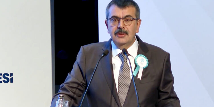 Bakan Yusuf Tekin: Mevzuata uymayan Fransız okullarına işlem yapılacak
