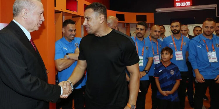 Başakşehir'in Soyunma Odasında Erdoğan'dan Tuhaf Soru: Kaç Çocuğun Var?