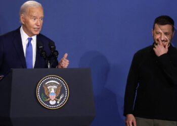 Başkanlık yarışından çekilmesi çağrısı yapılan Biden, Zelenskiy'i sahneye 'Putin' diye çağırdı, 'Başkan Yardımcısı Trump' dedi