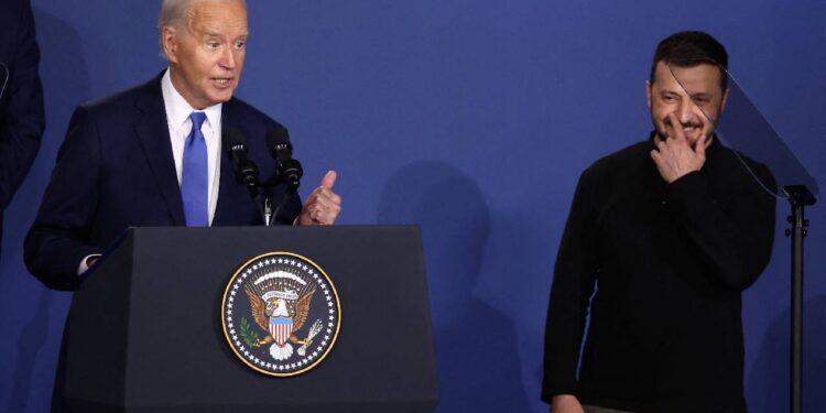Başkanlık yarışından çekilmesi çağrısı yapılan Biden, Zelenskiy'i sahneye 'Putin' diye çağırdı, 'Başkan Yardımcısı Trump' dedi