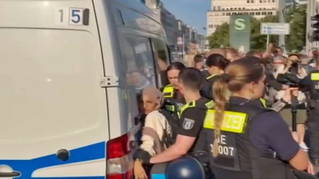 Berlin'de Filistin Destekçilerine Sert Polis Müdahalesi