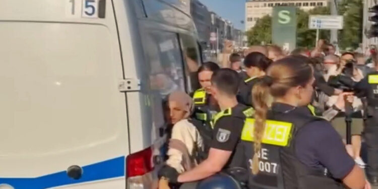 Berlin'de Filistin Destekçilerine Sert Polis Müdahalesi