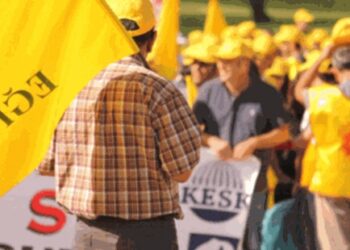 Bildiri dağıtan akademisyenin disiplin cezası alması hak ihlali