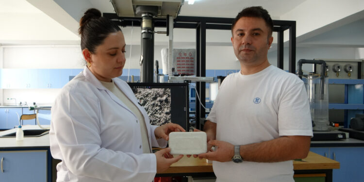 Bilim İnsanlarına Saldırı Girişimi! Araçlarına Çarpıp Yolu Kestiler