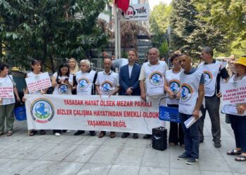 Bize kemer sıkın diyenler şatafat içinde, lüks lokantalarda yiyip içiyorlar