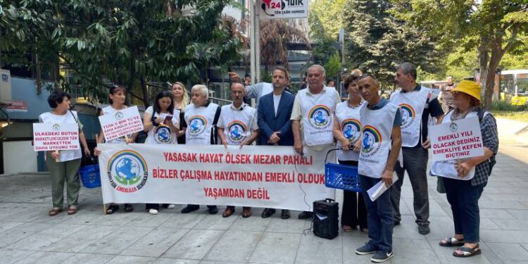 Bize kemer sıkın diyenler şatafat içinde, lüks lokantalarda yiyip içiyorlar