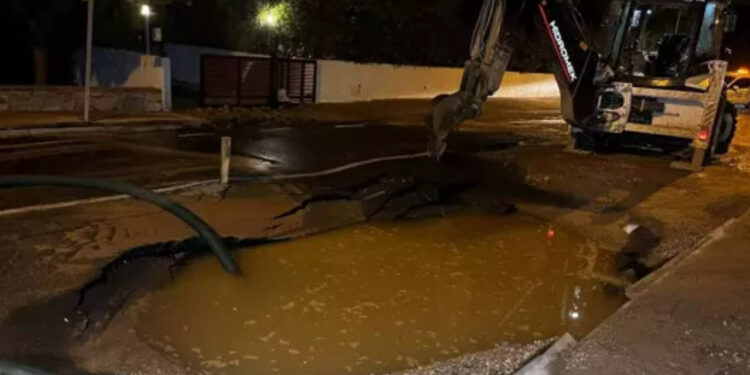 Bodrum’da 2 Günde 3’üncü Kez Ana Su İsale Hattı Patladı! Yol Çöktü, Kaldırım Yarıldı