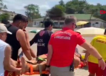 Boğulma tehlikesi geçirenleri kurtarmak isteyen cankurtarana jet ski çarptı