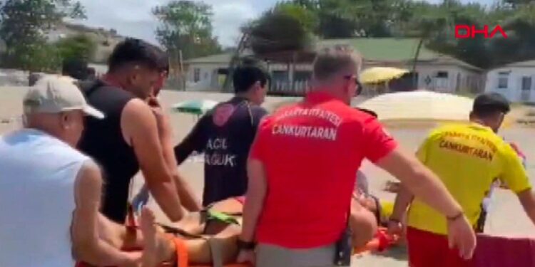 Boğulma tehlikesi geçirenleri kurtarmak isteyen cankurtarana jet ski çarptı