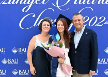 CHP Genel Başkanı Özgür Özel Kızının Mezuniyet Törenine Katıldı