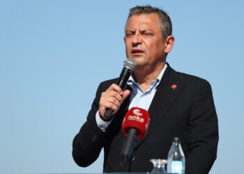 CHP lideri Özel'den emekliye 'Halk Kart' müjdesi: Kasap, pazar ve market alışverişlerinde kullanılacak