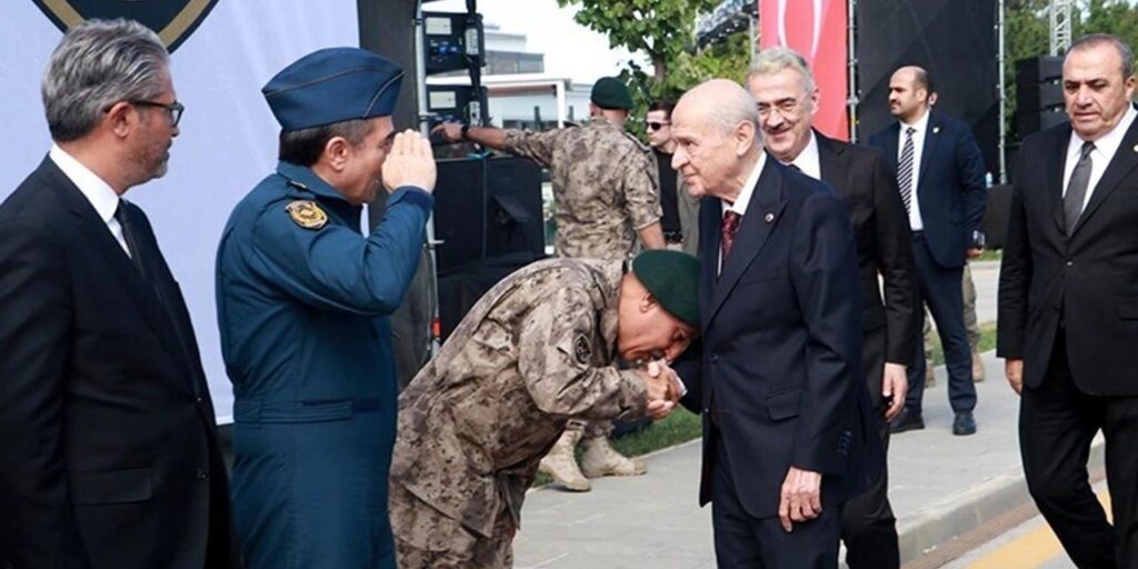 CHP’den Bahçeli’nin elini öpen özel harekâtçıya tepki