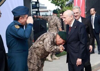 CHP’den Bahçeli’nin elini öpen özel harekâtçıya tepki
