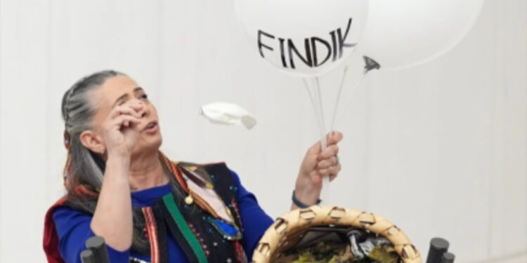 CHP'li Vekilden, Meclis'te Balonlu Eylem! Tek Tek Patlattı