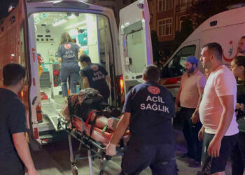 Caddeden karşıya geçen yayalara motosiklet çarptı: 1’i ağır 3 yaralı