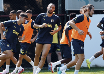 Cenk Tosun İlk Kez Fenerbahçe Antrenmanına Katıldı