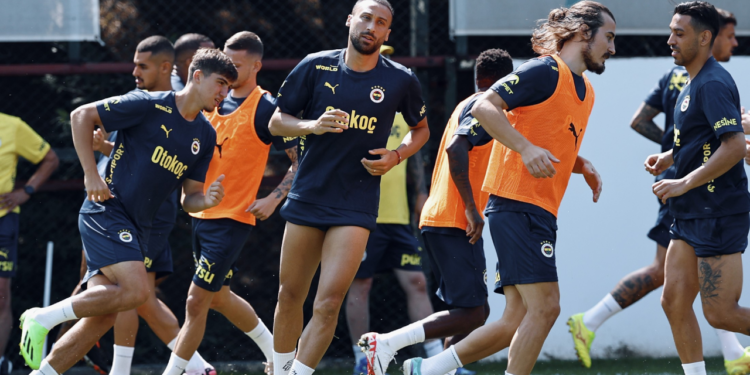 Cenk Tosun İlk Kez Fenerbahçe Antrenmanına Katıldı