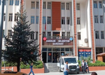 DEM Partili meclis üyelerinin Hakkari Belediyesi'ne girişi engellendi!