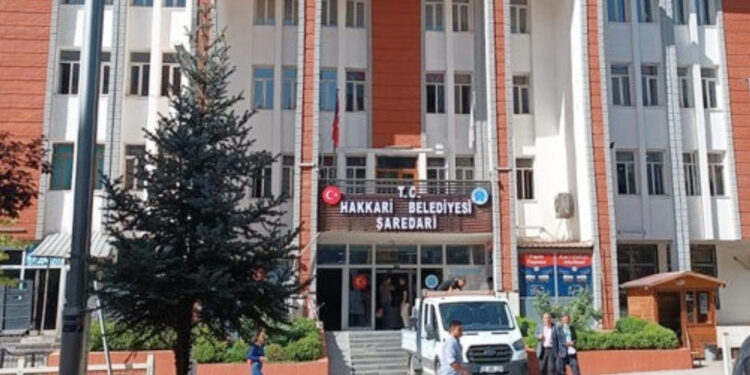DEM Partili meclis üyelerinin Hakkari Belediyesi'ne girişi engellendi!